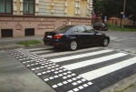 Próg zwalniający płytowy U-16c – podwyższone przejście dla pieszych 6 × 6 m, H-100 mm, czarno-biały