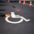 Miejsce parkingowe dla niepełnosprawnych – oznakowanie poziome termoplastyczne