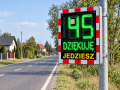 Radarowy wyświetlacz prędkości na wiejskiej drodze.png