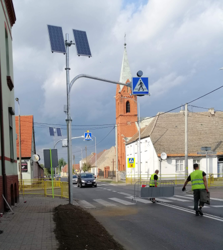 d6 znak aktywny  z lampą fi300 na wysięgniku