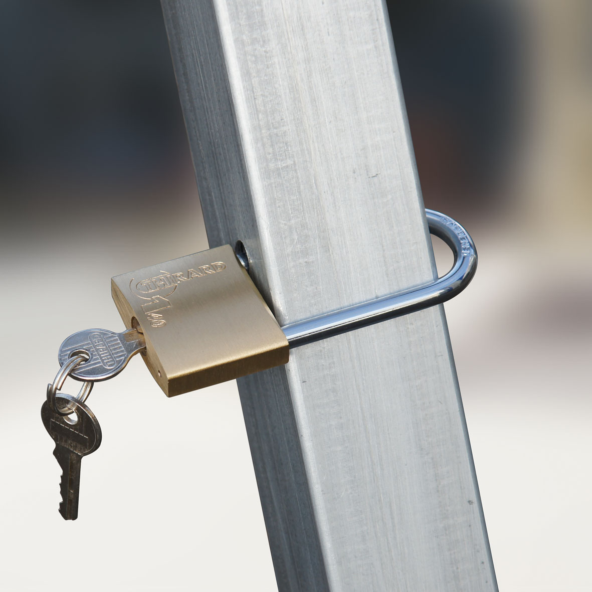 Blokada parkingowa BPE zamykana na kłódkę szerokość 836 mm